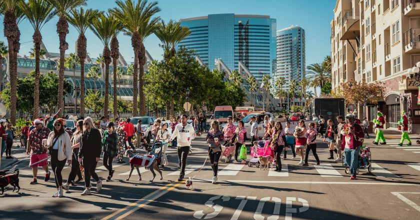 LA CONEXION: Gaslamp Pet Parade & Pups in the Pub Party Returns for 16th Annual Celebration on December 14