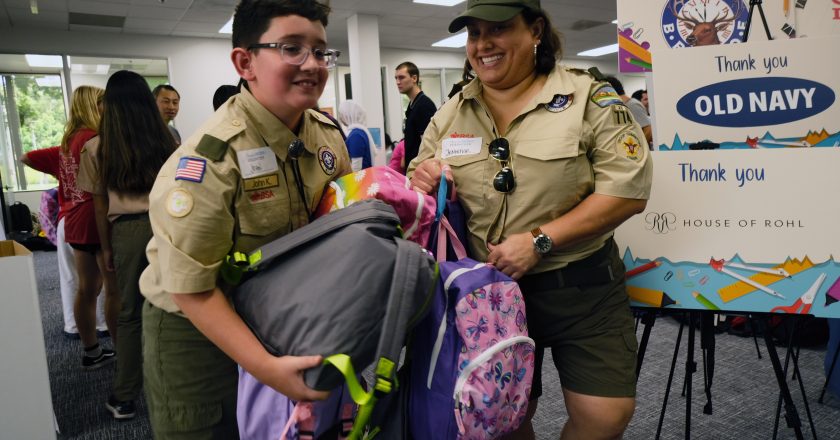 “Back to School Miracle Basket” Sorprende a Más de 300 Familias Necesitadas con Classroom Essentials