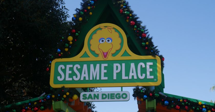 “La Tia” da un Primer Vistazo Dentro de Sesame Place San Diego para Debutar A Very Furry Christmas, un Evento Festivo TOTALMENTE NUEVO en San Diego