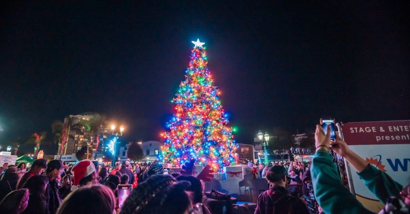 LA CONEXION: La Alegría Navideña Ilumina el Centro de Chula Vista con la Ceremonia de Encendido del Árbol y el Desfile Starlight