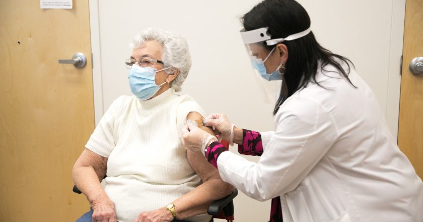 CVS Health administrará vacunas COVID-19 en 100 farmacias en California como parte de la activación multiesma estatal
