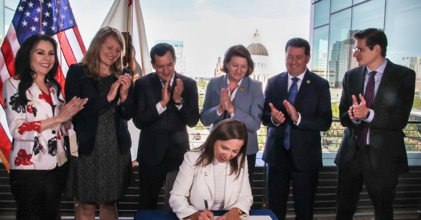 La Gobernadora Interina Eleni Kounalakis Firma Legislación Que Extiende Las Protecciones de Desalojo en Todo el Estado