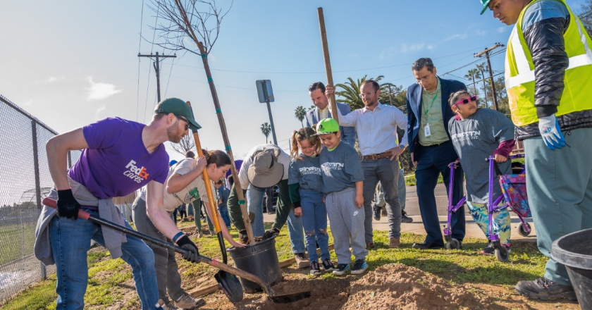 Urban Corps of San Diego County & Rocks Spring Elementary School Planted Green in Escondido