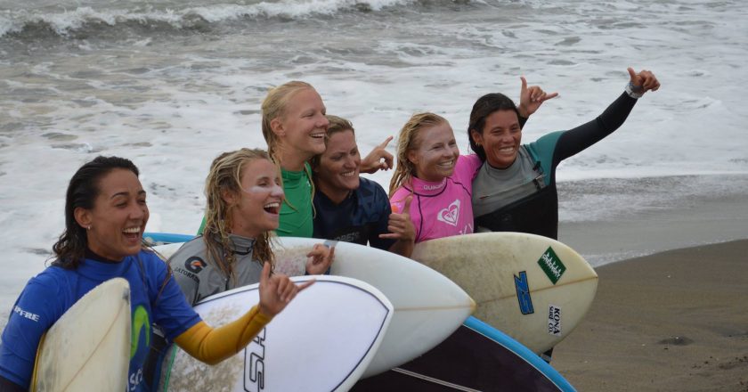 El San Diego College of Continuing Education acoge a un panel de mujeres surfistas que explican su viaje para romper barreras
