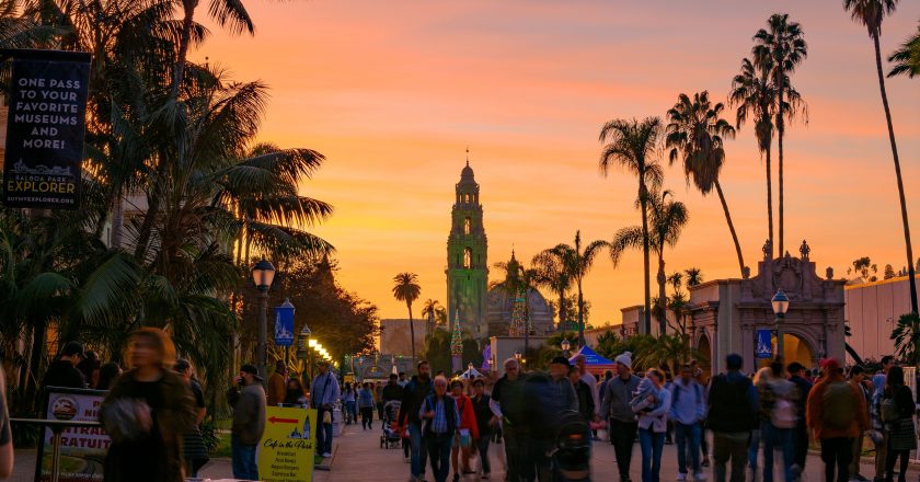 La Ciudad de San Diego Inicia el Programa Anual de Reciclaje de árboles de Navidad