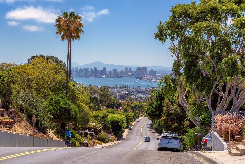 La Ciudad de San Diego Implementa Tratamientos Innovadores de Reparación de Carreteras